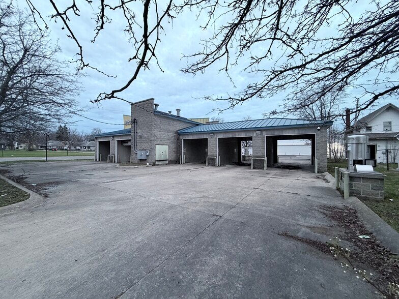 925 Nichol Ave, Anderson, IN à louer - Photo de l’immeuble – Image 2 sur 5