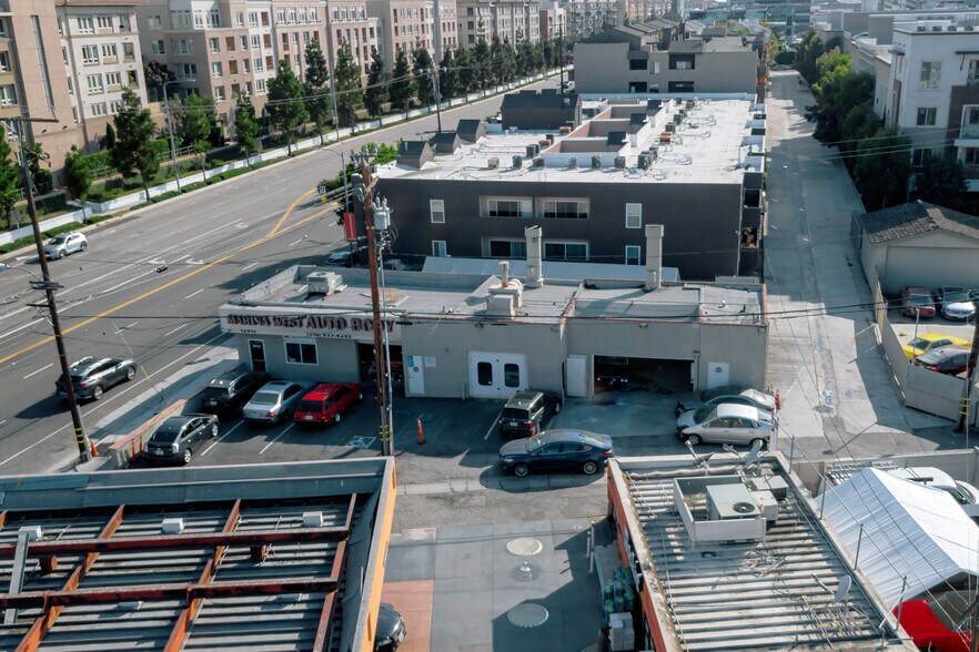 12415 W Jefferson Blvd, Los Angeles, CA à vendre - Photo de l’immeuble – Image 1 sur 9