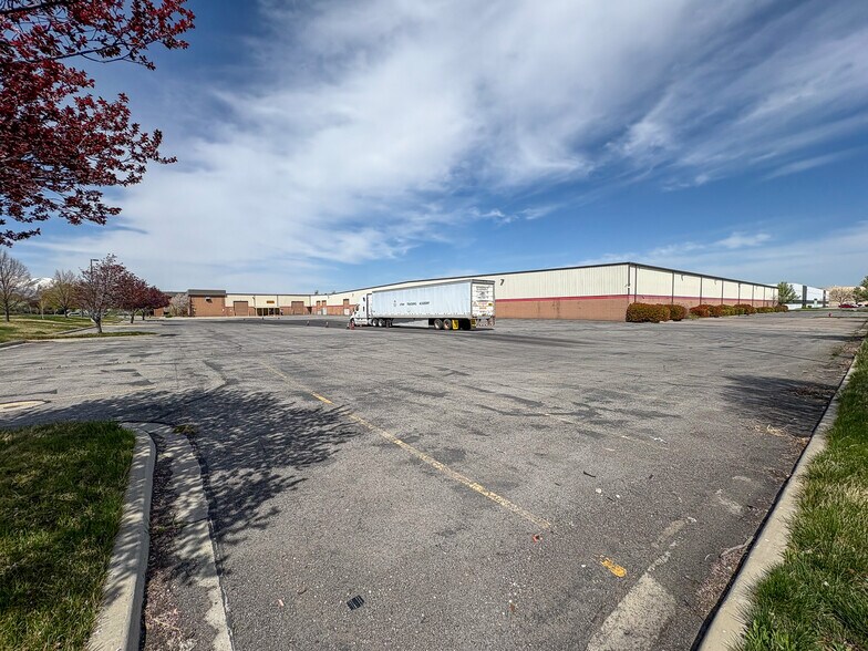3790 W Great Lakes Dr, Salt Lake City, UT à louer - Photo de l’immeuble – Image 3 sur 8