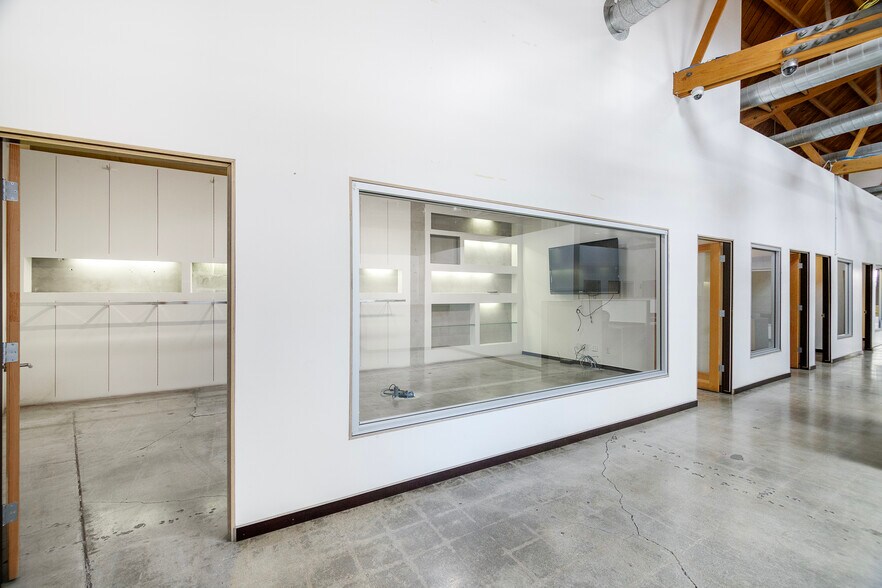 5655 W Adams Blvd, Los Angeles, CA à louer - Photo de l’immeuble – Image 3 sur 18