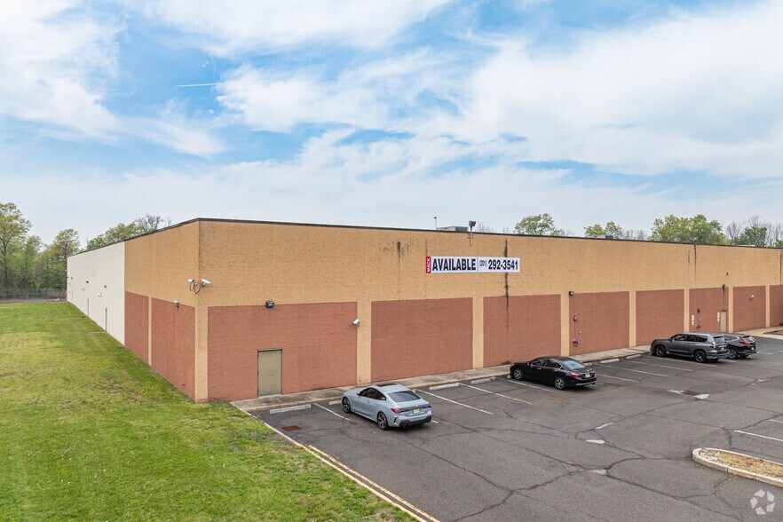 101 Cottontail Ln, Somerset, NJ à louer - Photo de l’immeuble – Image 3 sur 5