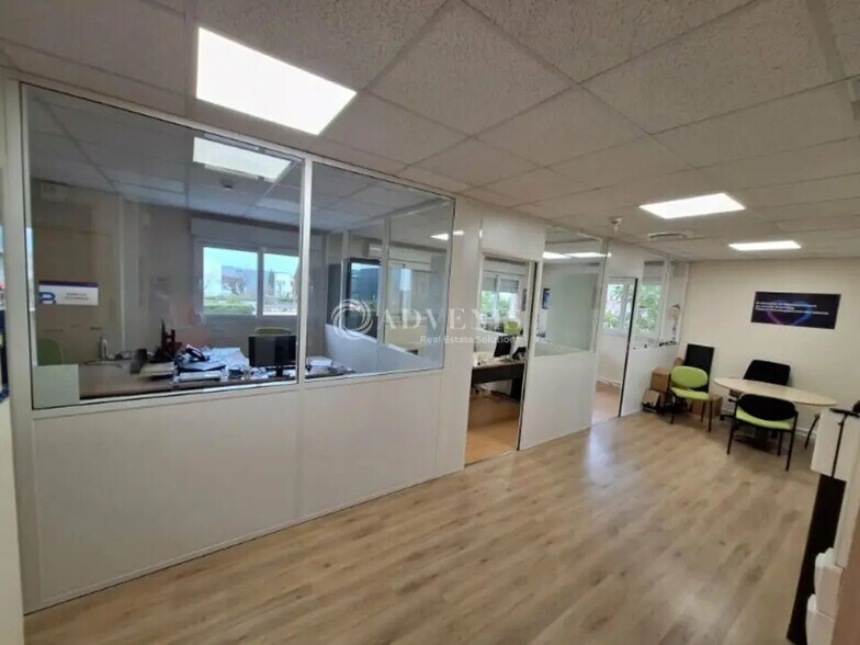 Bureau dans Chassieu à louer - Photo de l’immeuble – Image 1 sur 5