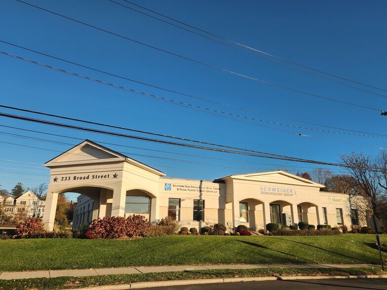 233 Broad St, Milford, CT à louer - Photo de l’immeuble – Image 2 sur 13