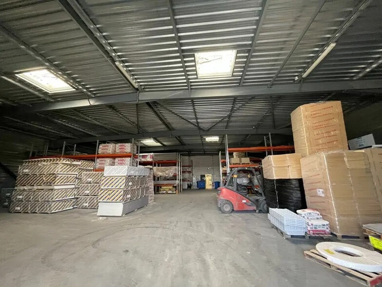 Local d’activités dans Vedène à louer - Photo de l’immeuble – Image 3 sur 6