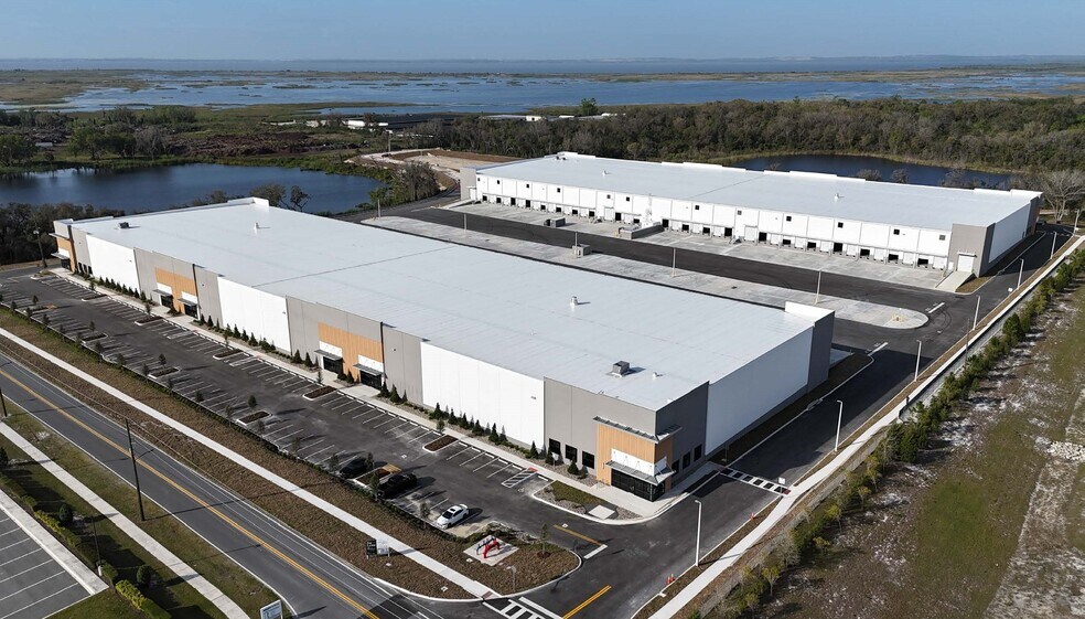 300 Hermit Smith Rd, Apopka, FL à louer - Photo de l’immeuble – Image 1 sur 4