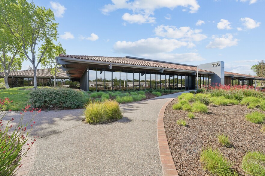 694-700 Tasman Dr, Milpitas, CA à louer - Photo de l’immeuble – Image 1 sur 7