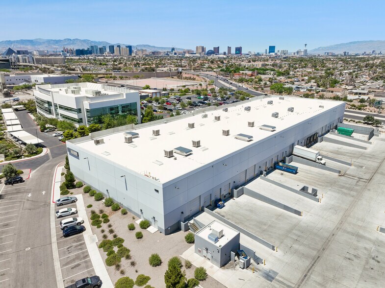 1945 E Russell Rd, Las Vegas, NV à louer - Photo de l’immeuble – Image 3 sur 6