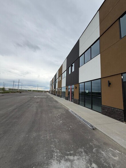 10680 36 St NE, Calgary, AB à louer - Photo de l’immeuble – Image 3 sur 15