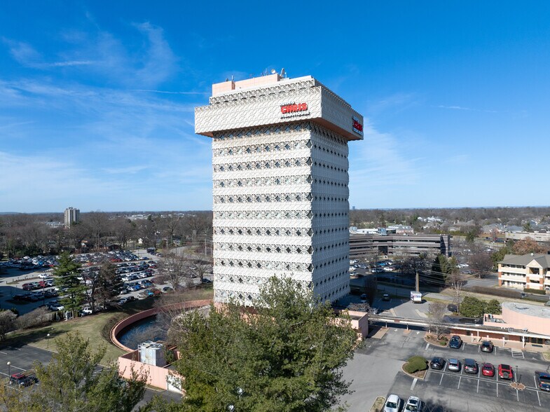 6100 Dutchmans Ln, Louisville, KY à louer - Photo principale – Image 1 sur 18