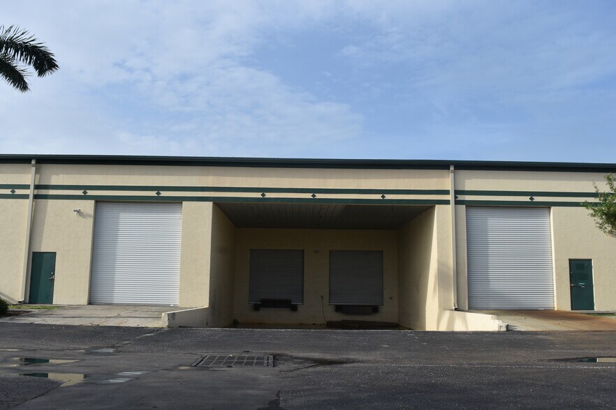 13000 Automobile Blvd N, Clearwater, FL à louer - Photo de l’immeuble – Image 3 sur 17