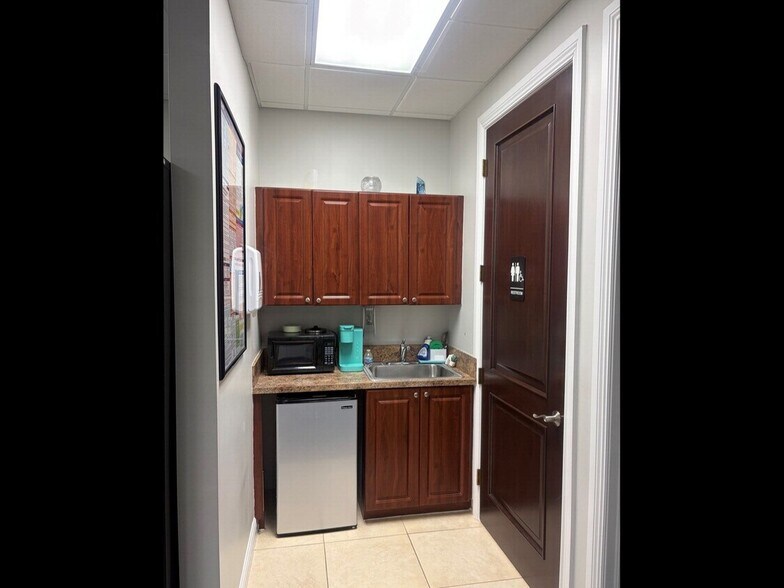 12855 SW 132nd St, Miami, FL à louer - Photo de l’immeuble – Image 2 sur 11