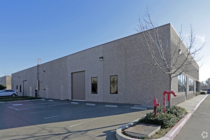 3137 Dwight Rd, Elk Grove, CA à louer - Photo de l’immeuble – Image 3 sur 8