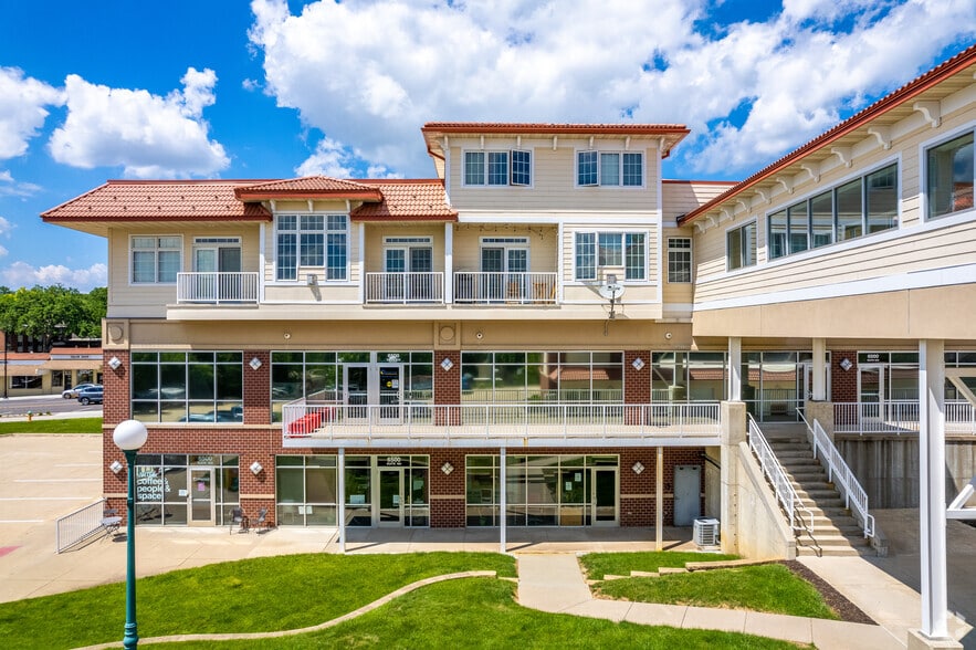 6500 University Ave, Windsor Heights, IA à louer - Photo de l’immeuble – Image 3 sur 12