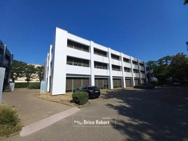 Bureau dans Bron à louer - Photo de l’immeuble – Image 1 sur 8
