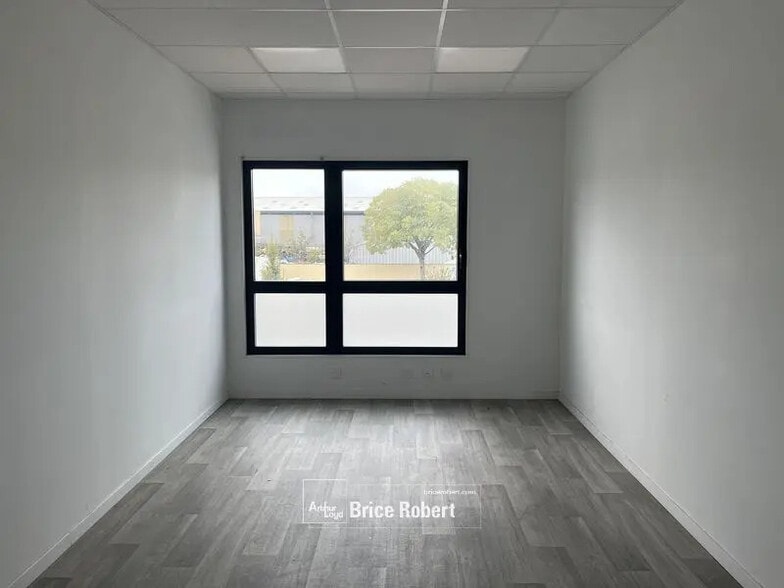 Local d’activités dans Vénissieux à louer - Photo de l’immeuble – Image 3 sur 3