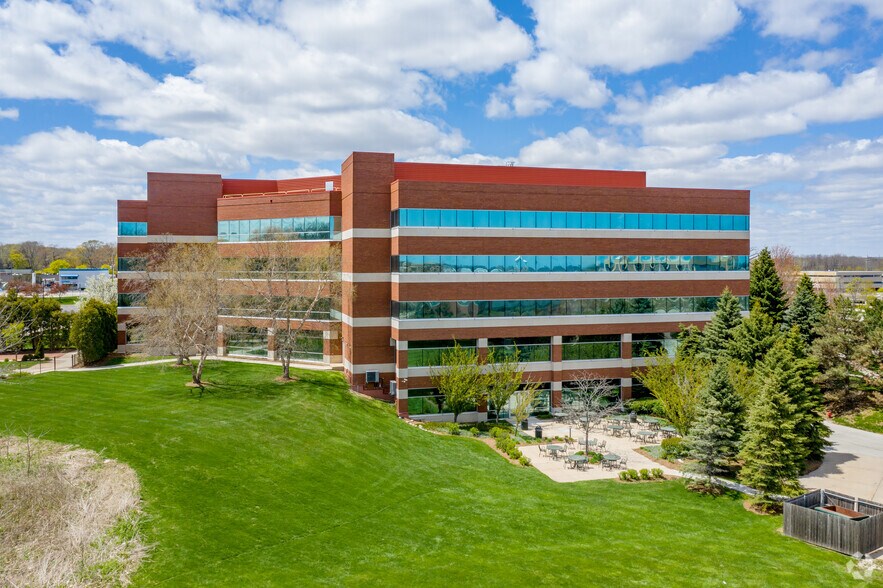 10701 W Research Dr, Wauwatosa, WI à louer - Photo de l’immeuble – Image 3 sur 11