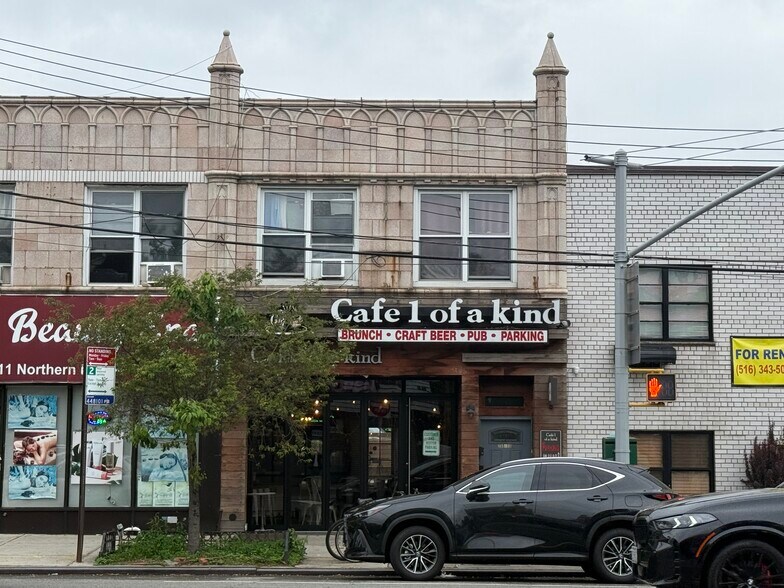 255-13 Northern Blvd, Little Neck, NY à vendre - Photo de l’immeuble – Image 1 sur 13