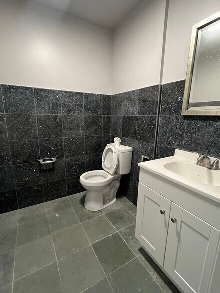 168 Broad Hollow Rd, Farmingdale, NY à louer - Photo de l’immeuble – Image 3 sur 4