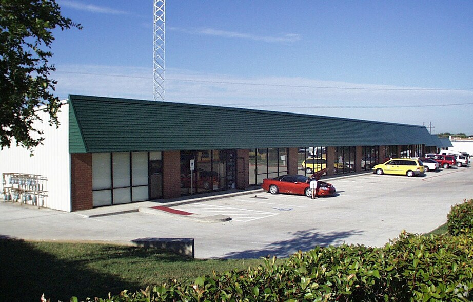1400 Moccassin Trl, Lewisville, TX à louer - Photo principale – Image 1 sur 1