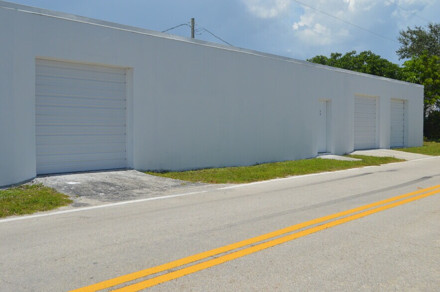 421 NE 7th Ave, Boynton Beach, FL à louer - Photo de l’immeuble – Image 3 sur 14