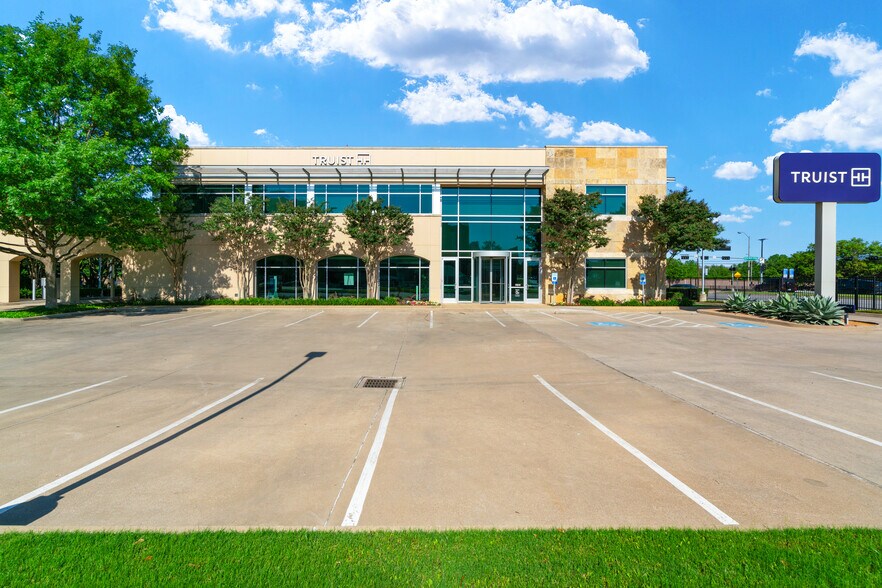 5820 W Northwest Hwy, Dallas, TX à louer - Photo de l’immeuble – Image 2 sur 13