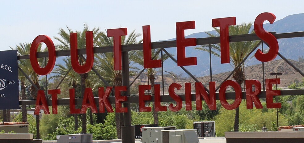 17600 Collier Ave, Lake Elsinore, CA à louer - Photo de l’immeuble – Image 2 sur 44
