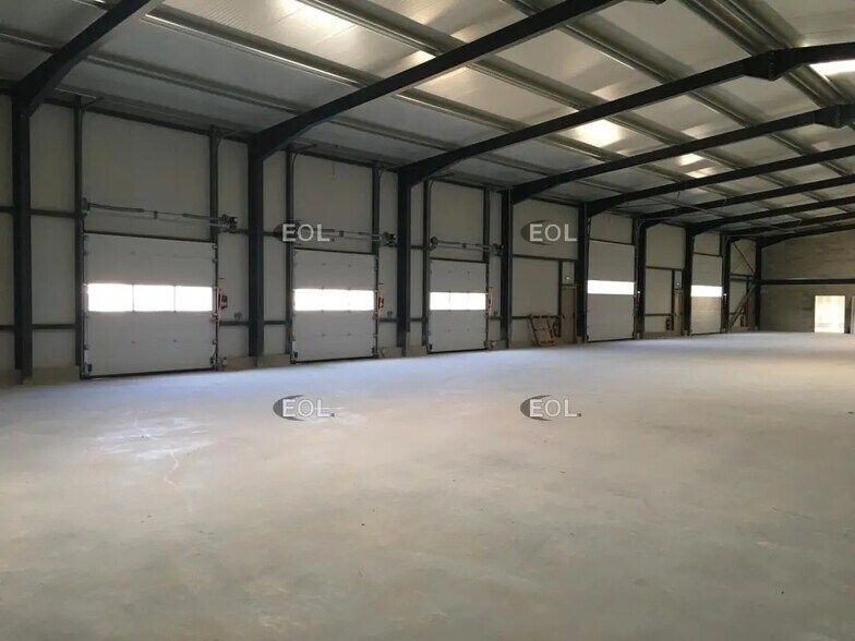 Local d’activités dans Boulbon à louer - Photo de l’immeuble – Image 1 sur 5