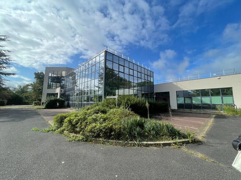 Local d’activités dans Villebon-sur-Yvette à louer - Photo de l’immeuble – Image 2 sur 9