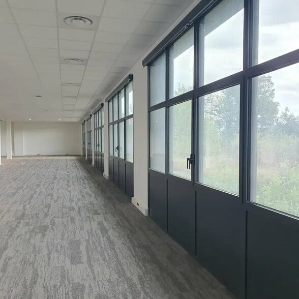 Bureau dans Alixan à louer - Photo de l’immeuble – Image 2 sur 12