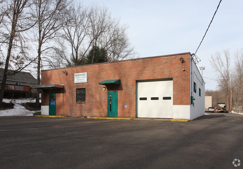 74 E Dudley Town Rd, Bloomfield, CT à vendre - Photo principale – Image 1 sur 2