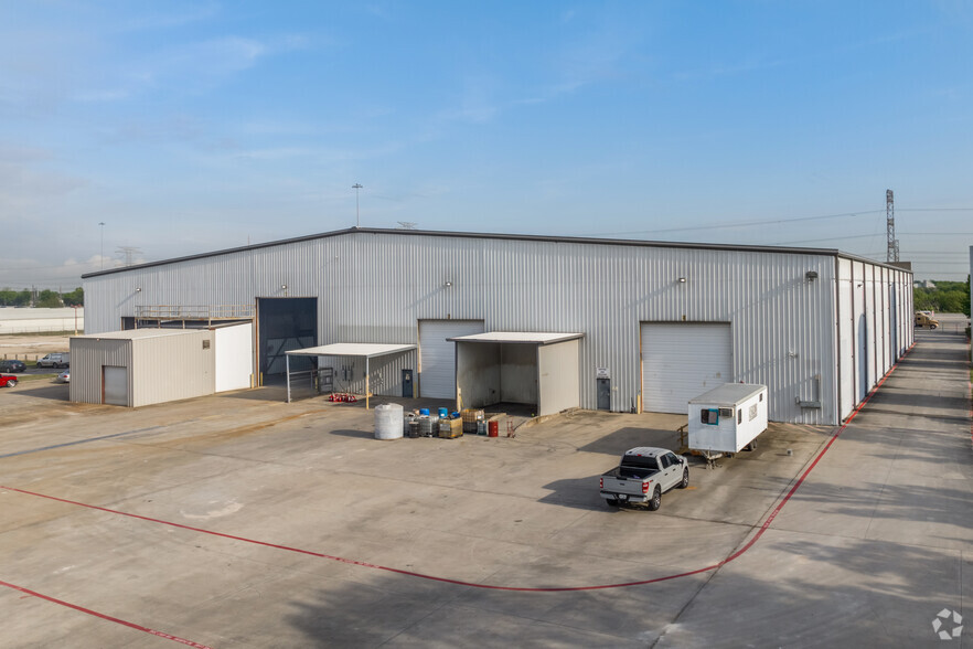 2201 N Sam Houston Pky E, Houston, TX à louer - Photo de l’immeuble – Image 1 sur 4