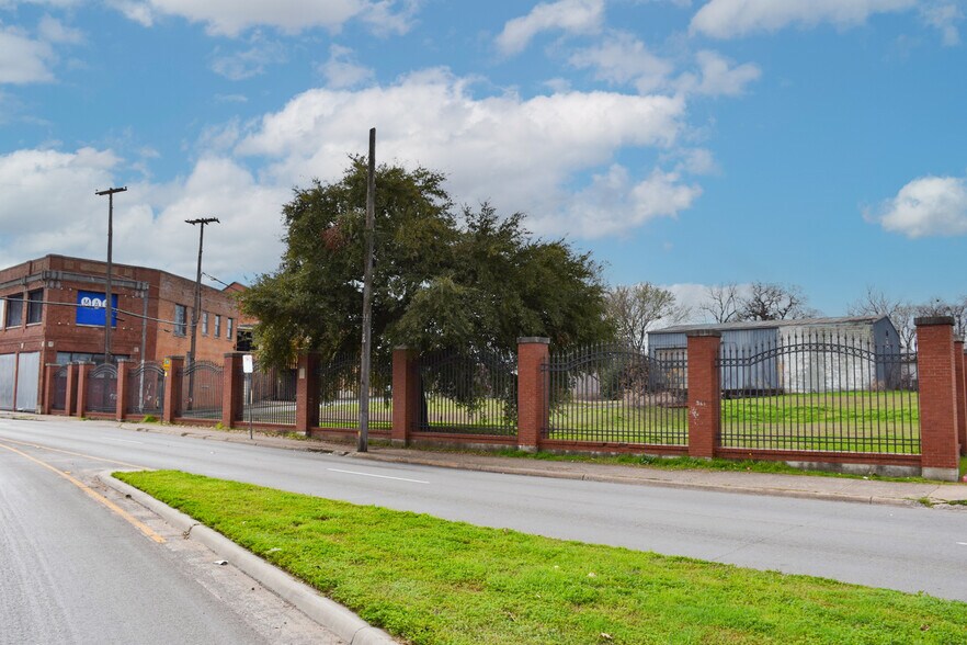 1516 Sullivan Dr, Dallas, TX à louer - Photo de l’immeuble – Image 3 sur 4