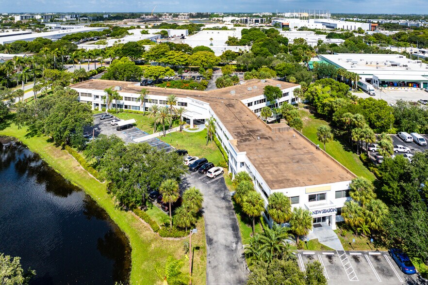 555 S Andrews Ave, Pompano Beach, FL à vendre - Photo de l’immeuble – Image 3 sur 27