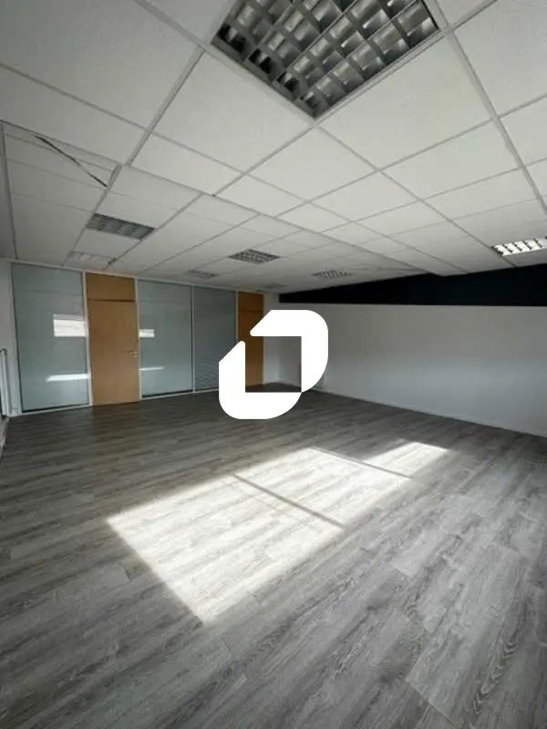 Plus de détails pour 68 Rue De La Croix De L'Orme, Morainvilliers - Bureau à vendre