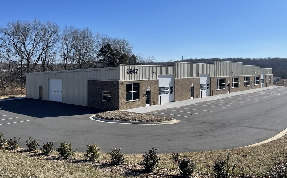 3947 Westpoint Blvd, Winston-Salem, NC à louer - Photo de l’immeuble – Image 3 sur 4