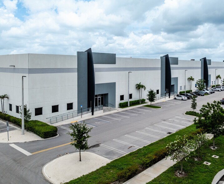 8200 NW 93rd St, Miami, FL à louer - Photo principale – Image 1 sur 6