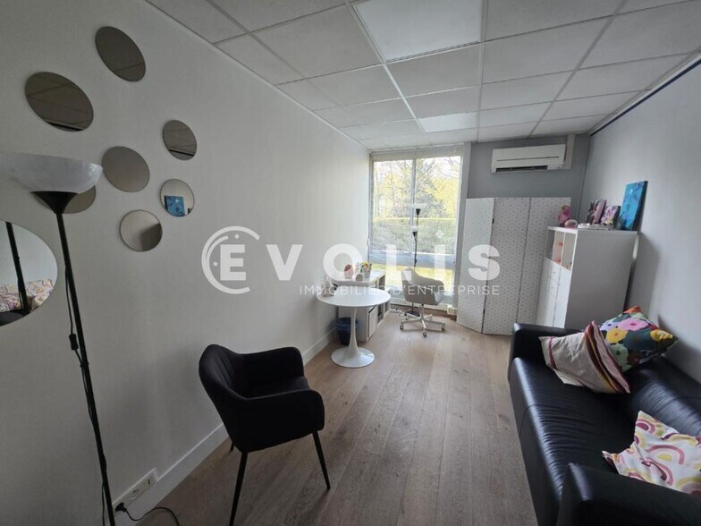Bureaux/Médical dans Egly à louer - Photo intérieure – Image 2 sur 6