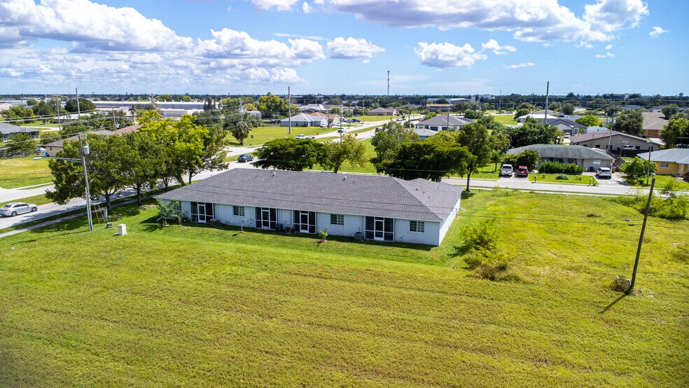 717 SE 8th St, Cape Coral, FL à vendre - Photo de l’immeuble – Image 2 sur 17