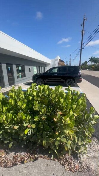 2430 N Dixie Hwy, Wilton Manors, FL à louer - Vidéo sur l’annonce professionnelle – Image 2 sur 6