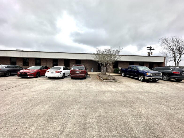 1216 N Velasco St, Angleton, TX à louer - Photo de l’immeuble – Image 2 sur 5