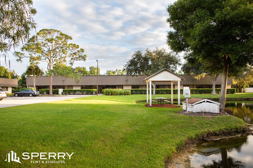 4343 Fortune Pl, West Melbourne, FL à vendre - Photo de l’immeuble – Image 2 sur 28