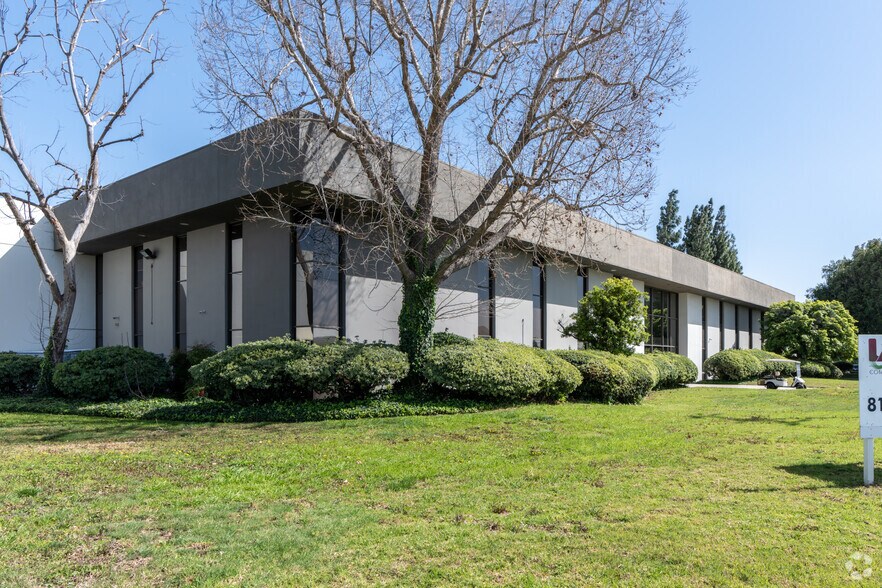 7800 Woodley Ave, Van Nuys, CA à louer - Photo principale – Image 1 sur 7