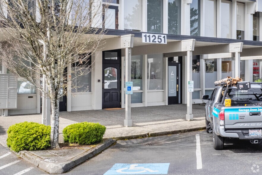 11251 120th Ave NE, Kirkland, WA à louer - Photo de l’immeuble – Image 3 sur 4