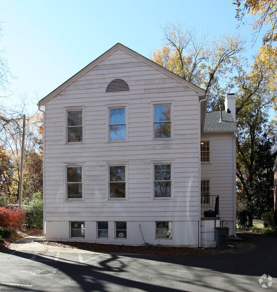 207 Wilson St, Chapel Hill, NC à louer - Photo de l’immeuble – Image 2 sur 2