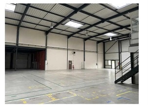 Local d’activités dans Saint-Priest à louer Photo intérieure– Image 1 sur 4