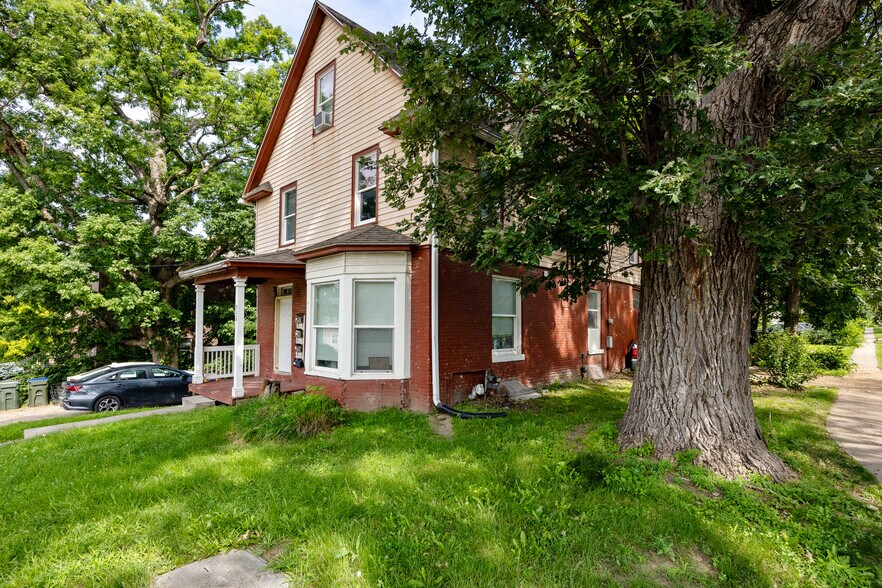 830 E Burlington St, Iowa City, IA à vendre - Photo de l’immeuble – Image 2 sur 6
