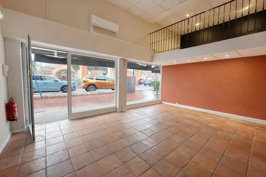 Local commercial dans Mandelieu-la-Napoule à louer - Photo intérieure – Image 3 sur 9