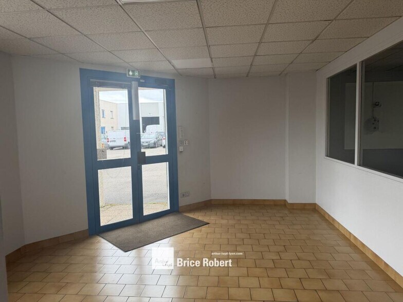17 Rue Jacquard, Chassieu à louer - Hall d’entrée – Image 3 sur 8