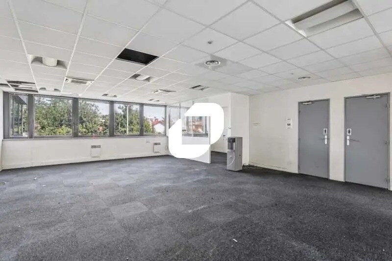Local d’activités dans Courbevoie à louer - Photo de l’immeuble – Image 3 sur 11