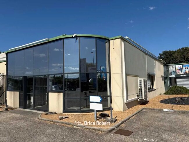 Plus de détails pour Local d'activités à louer